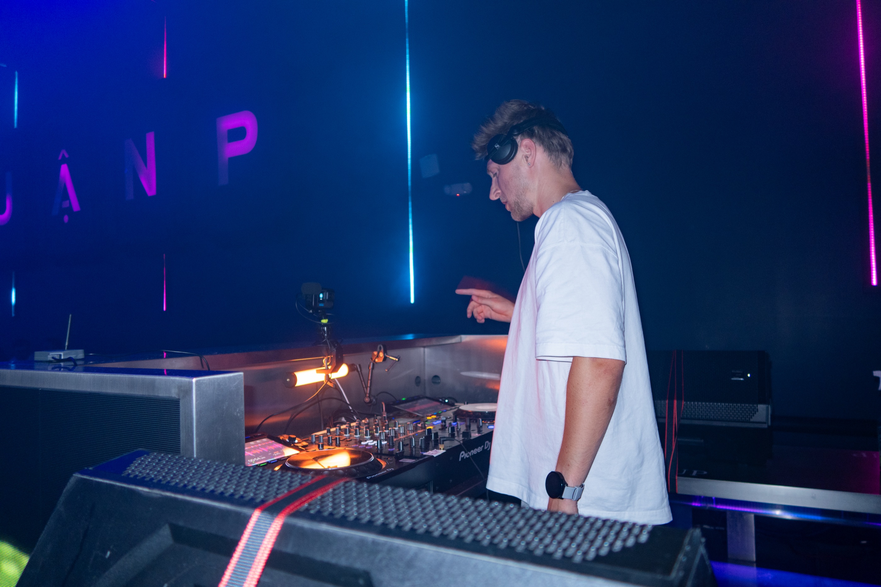 Matt DiGi playing a set at Pop-Up District